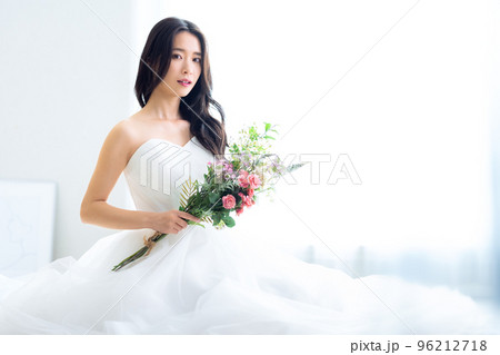 ウエディング　ブライダル　女性　花嫁　結婚 96212718