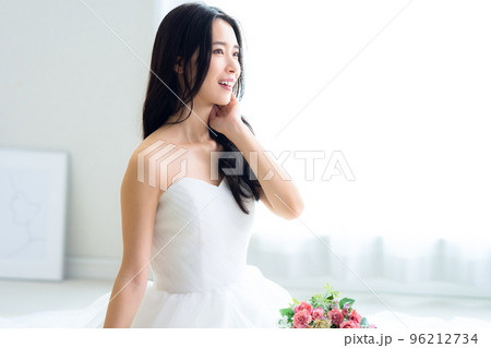 ウエディング　ブライダル　女性　花嫁　結婚 96212734
