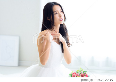 ウエディング　ブライダル　女性　花嫁　結婚 96212735