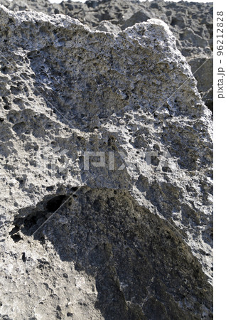 沖縄県読谷村 残波岬 岩場 96212828