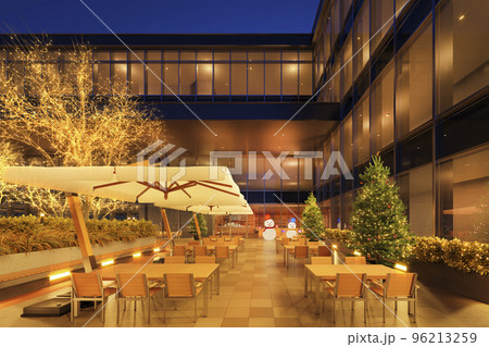 クリスマスイルミネーションが輝く開放的な屋上庭園の夜景 クリスマス デートスポットのイメーのイラスト素材