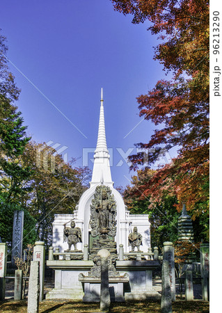 高尾山　高尾山薬王院　三密の道　仏舎利塔（ぶっしゃりとう） 96213290