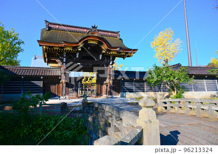 勝興寺　唐門と堀　高岡市 96213324