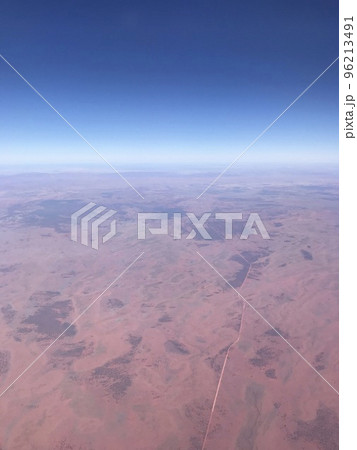 飛行機から見た火星のような荒野の一本道 96213491
