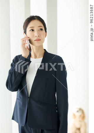 オフィスで働くビジネスパーソン 96213687