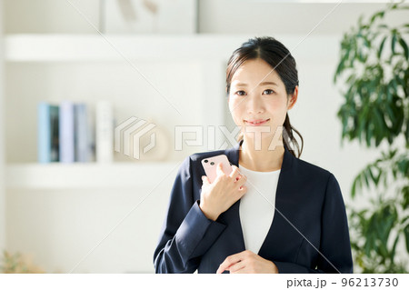 オフィスで働くビジネスパーソン 96213730