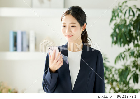 オフィスで働くビジネスパーソン 96213731