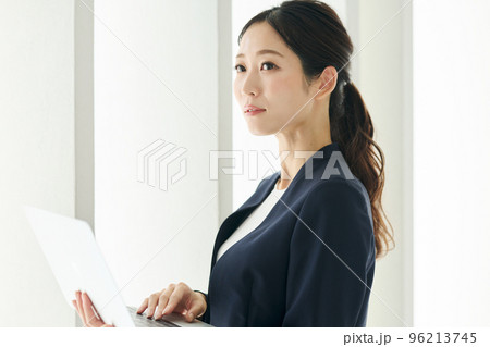 オフィスで働くビジネスパーソン 96213745