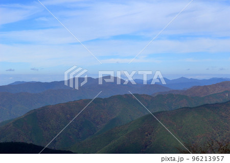 伊吹山から見る周囲の山々の風景 伊吹山から見る周囲の山々の風景 96213957