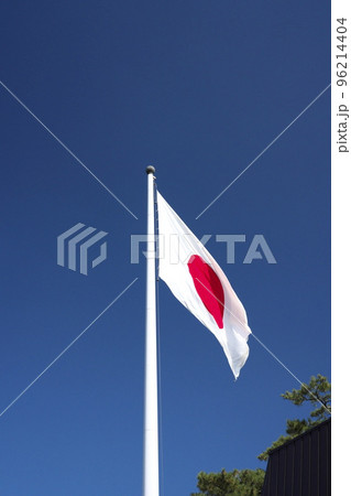 青空を背景になびく日本国旗 96214404