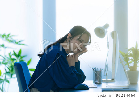 オフィスで悩む女性 96214464