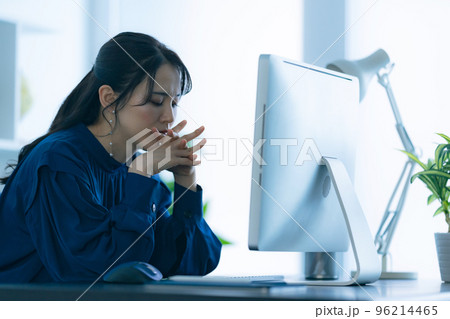 オフィスで悩む女性 96214465