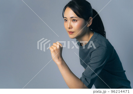 走る女性 ランニング スポーツ 走る女性 ランニング スポーツ 96214471