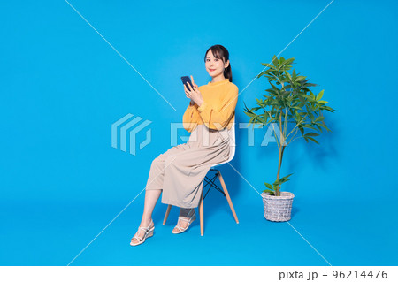 スマホを持って案内する女性 オススメ 宣伝 スマホを持って案内する女性 オススメ 宣伝 96214476