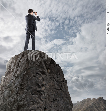 Businessman searchs for new horizon, new business opportunities 96216078