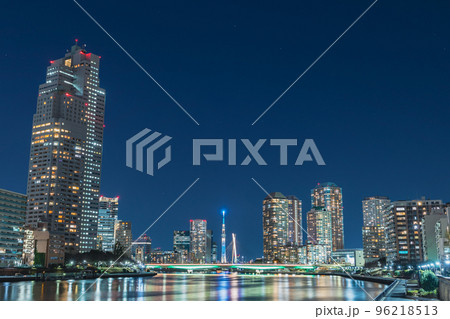 「東京都」スカイツリーとタワーマンション・隅田川の夜景 96218513