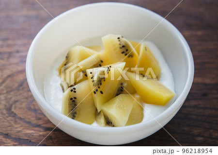 ゴールドキウイフルーツとヨーグルトのヘルシーな朝食 ゴールドキウイフルーツとヨーグルトのヘルシーな朝食 96218954