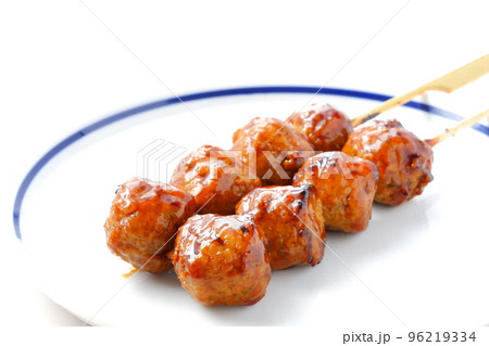 炭火でじっくり焼いた焼き鳥をタレで(つくね) 炭火でじっくり焼いた焼き鳥をタレで(つくね) 96219334