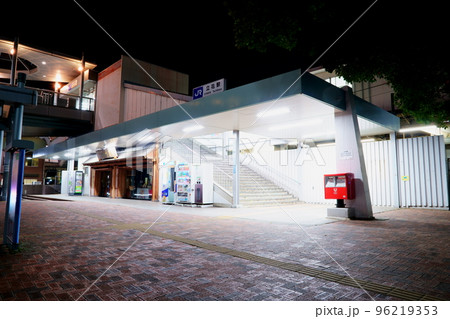 夜のJR立花駅南側1階乗降口　02 96219353
