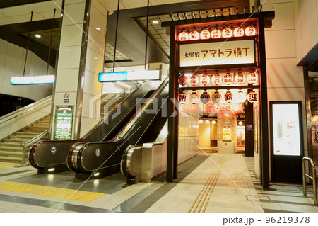 夜の阪神出屋敷駅　乗降口 96219378