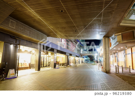夜の阪神出屋敷駅北側のアマトラ横丁 96219380