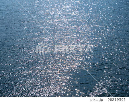 日光を反射して煌めく穏やかな海面。 96219595