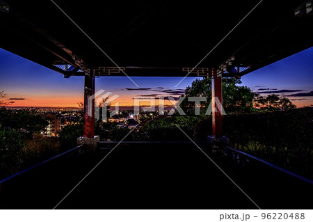 愛知県名古屋市　滝ノ水公園から見た名古屋市内の夕景 96220488