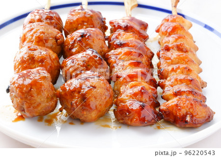 炭火でじっくり焼き上げた焼き鳥(つくねとぼんじり) 炭火でじっくり焼き上げた焼き鳥(つくねとぼんじり) 96220543