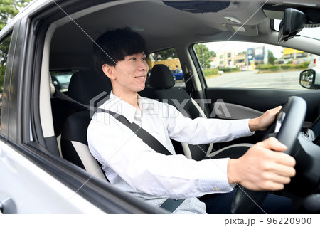 笑顔で運転をする若いアジア人男性 96220900
