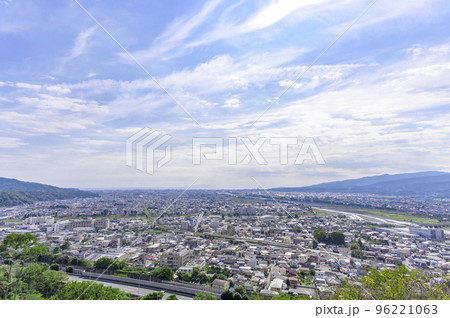 松田山から眺める足柄平野。右に箱根山、左に大磯丘陵。開成町、松田町、大井町、小田原市。彼方に大島 96221063
