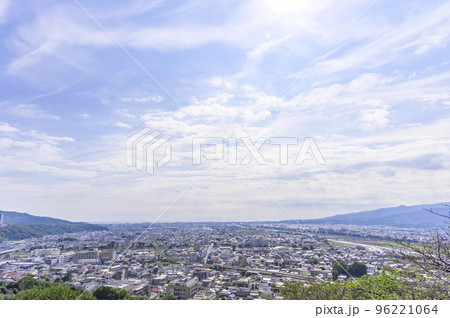 松田山から眺める足柄平野。右に箱根山、左に大磯丘陵。開成町、松田町、大井町、小田原市。彼方に大島 96221064