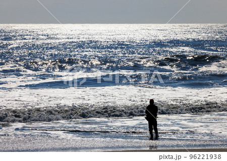 砂浜で釣りを楽しむ人 96221938