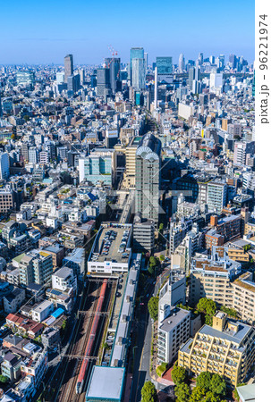日本の東京都市景観 恵比寿駅や成田エクスプレスN`EXなどを望む（奥は渋谷。桜丘口再開発のビルも） 96221974