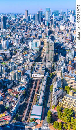 日本の東京都市景観 恵比寿駅や成田エクスプレスN`EXなどを望む(奥は渋谷。桜丘口再開発のビルも) 日本の東京都市景観 恵比寿駅や成田エクスプレスN`EXなどを望む(奥は渋谷。桜丘口再開発のビルも) 96221977