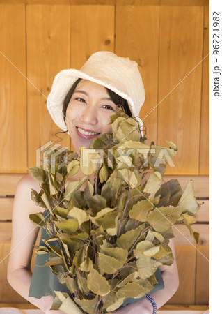 サウナに入る若い女性　ヴィヒタ　ととのう 96221982
