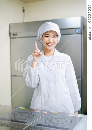 若い女性の調理師(指さしポーズ) 若い女性の調理師(指さしポーズ) 96222030