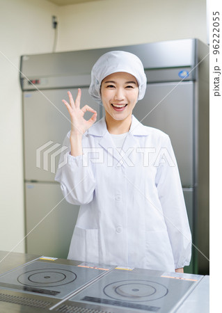 若い女性の調理師(OKサイン) 若い女性の調理師(OKサイン) 96222055