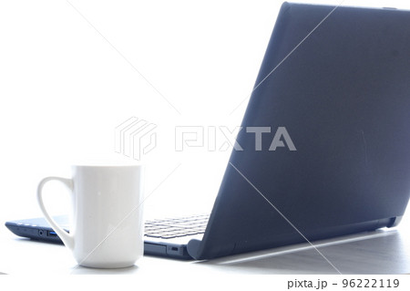 コーヒーを飲みながらノートパソコン(黒)でデスクワーク コーヒーを飲みながらノートパソコン(黒)でデスクワーク 96222119