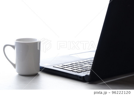 コーヒーを飲みながらノートパソコン(黒)でデスクワーク コーヒーを飲みながらノートパソコン(黒)でデスクワーク 96222120