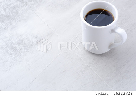 コーヒーが入ったマグカップ 96222728