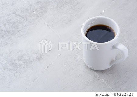コーヒーが入ったマグカップ 96222729