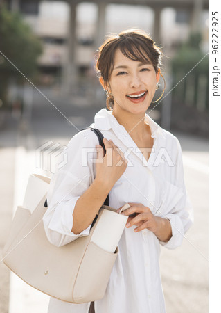 シャツを着た女性 シャツを着た女性 96222925