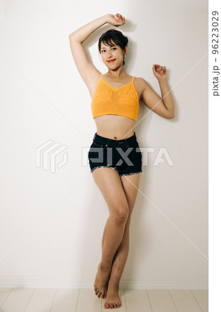 美脚イメージ・ショートパンツの女性 96223029