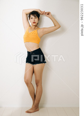 美脚イメージ・ショートパンツの女性 96223031