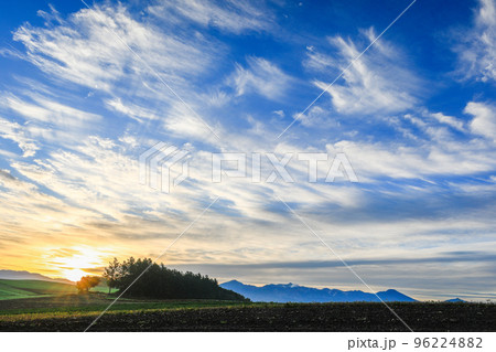 【北海道美瑛町】丘の日の出と青空と雲 96224882
