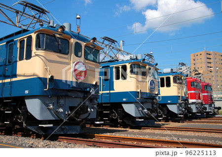 尾久車両センターに並べられたEF65形電気機関車とEF81形電気機関車_2022/10/1撮影 尾久車両センターに並べられたEF65形電気機関車とEF81形電気機関車_2022/10/1撮影 96225113