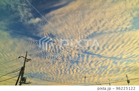 いわし雲のかかる夕暮れの秋空 いわし雲のかかる夕暮れの秋空 96225122