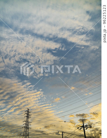 いわし雲のかかる夕暮れの秋空に鉄塔のシルエット いわし雲のかかる夕暮れの秋空に鉄塔のシルエット 96225123