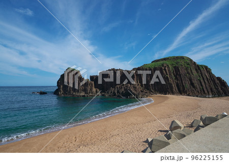 《京都府》晴れの日、山陰海岸ジオパーク立岩の風景 96225155