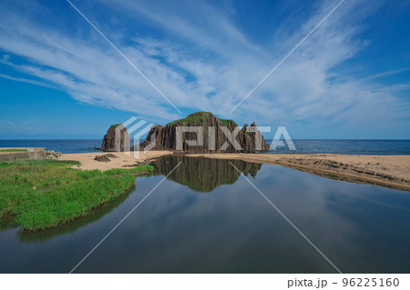 《京都府》晴れの日、山陰海岸ジオパーク立岩の風景 《京都府》晴れの日、山陰海岸ジオパーク立岩の風景 96225160